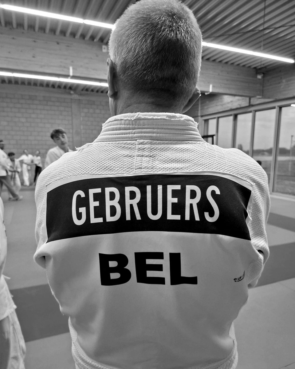 Hans Gebruers op de mat, van achteren gezien met GEBRUERS BEL op zijn judogi